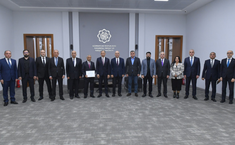 Nazir Rəşad Nəbiyev Rəqəmsal İnkişaf və Nəqliyyat Nazirliyi yanında İctimai Şuranın üzvləri ilə görüşüb 