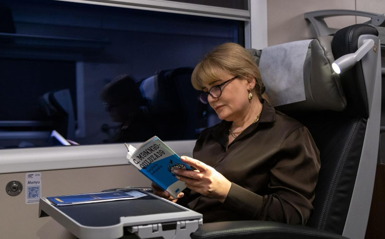 ADY qatarlarda kitab hədiyyəsi ənənəsini davam etdirir 