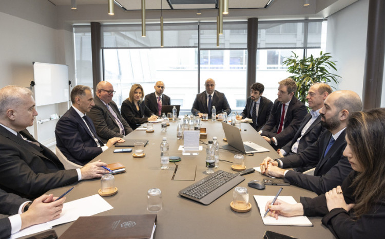 Министр Рашад Набиев встретился с президентом и исполнительным директором глобальной компании в области искусственного интеллекта Nscale по Европе, Ближнему Востоку и Африке 