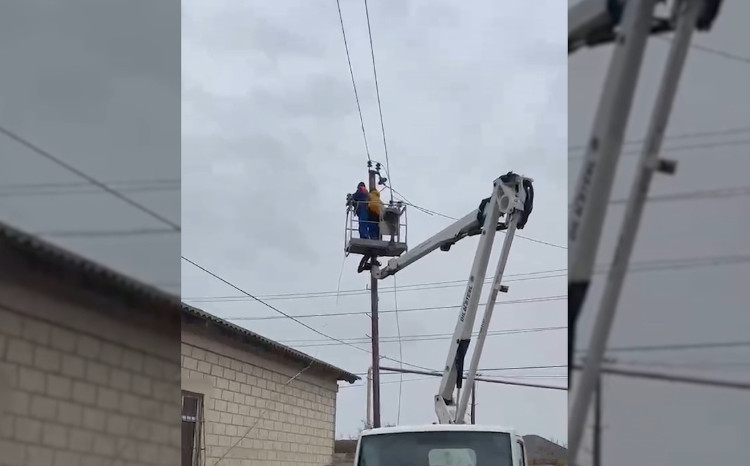 “Azərişıq” ASC leysan xarakterli yağışların yaratdığı fəsadları aradan qaldırmaq üçün 24 saatlıq gücləndirilmiş iş rejimində çalışır - VİDEO
