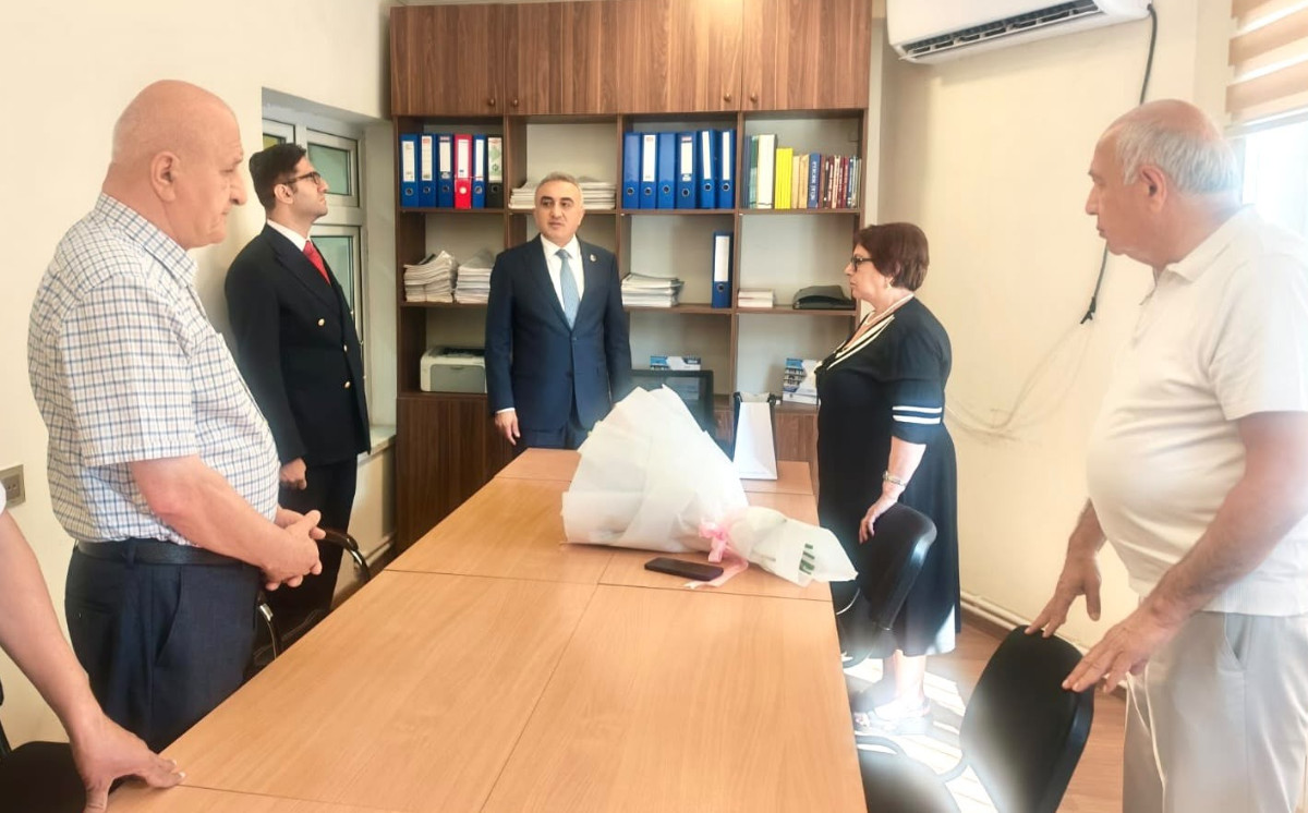 Vəkillər Kollegiyasının sədri yubilyar vəkili ziyarət edib 