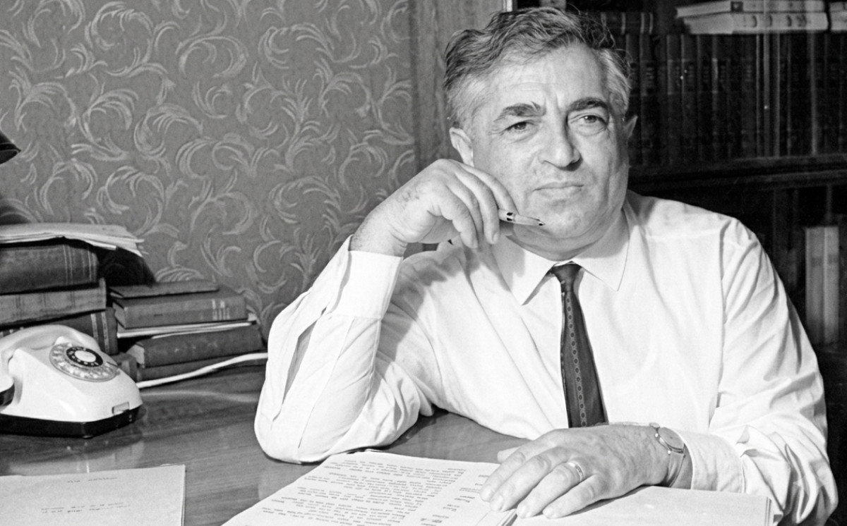 Kitablar səltənətinin inciləri: İlyas Əfəndiyev “Dağlar arxasında üç dost” romanı 