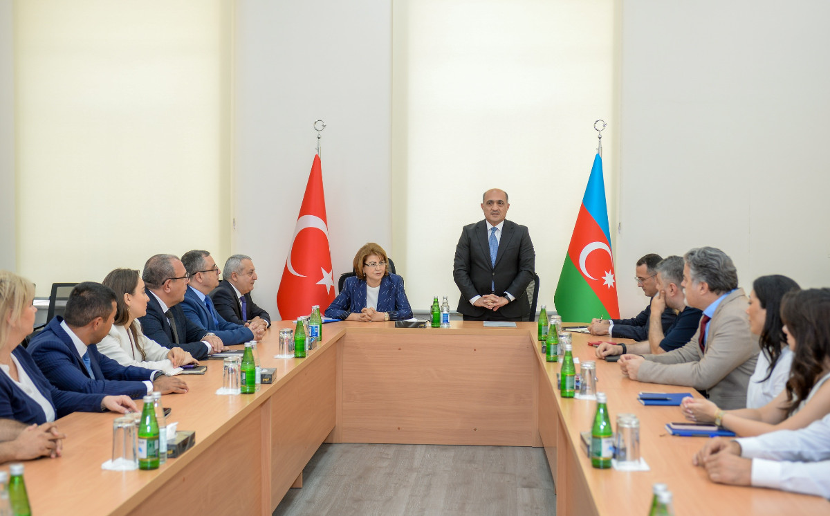 Türkiyə-Azərbaycan Universitetinin ilk rektoru kollektivə təqdim olunub 
